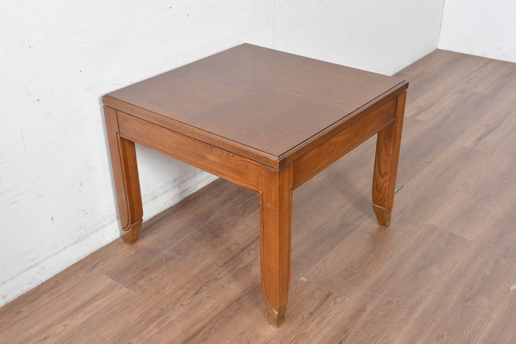 中古　アメリカ高級輸入家具　真鍮脚　天板の四分割の木目が目を引く正方形テーブル　(R-089485)