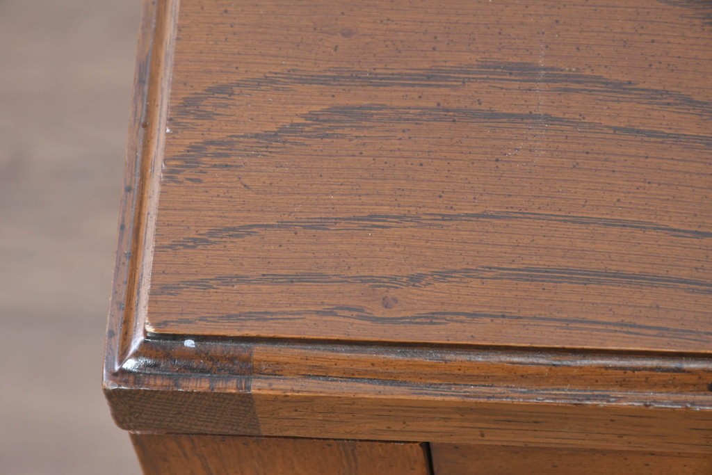 中古　アメリカ高級輸入家具　真鍮脚　天板の四分割の木目が目を引く正方形テーブル　(R-089485)