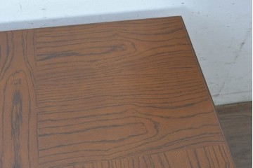 中古　アメリカ高級輸入家具　真鍮脚　天板の四分割の木目が目を引く正方形テーブル　(R-089485)