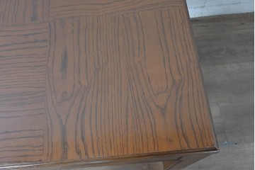 中古　アメリカ高級輸入家具　真鍮脚　天板の四分割の木目が目を引く正方形テーブル　(R-089485)