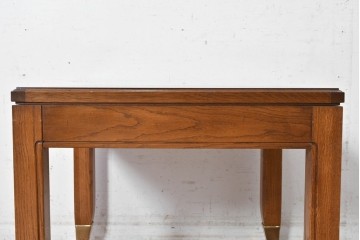 中古　アメリカ高級輸入家具　真鍮脚　天板の四分割の木目が目を引く正方形テーブル　(R-089485)