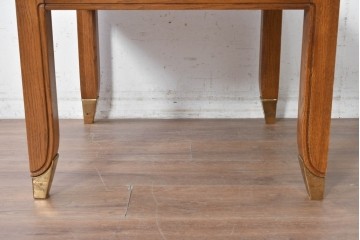 中古　アメリカ高級輸入家具　真鍮脚　天板の四分割の木目が目を引く正方形テーブル　(R-089485)