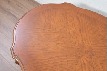 中古　美品　DREXEL HERITAGE(ドレクセルヘリテイジ)　放射状の木目と花彫刻が美しいローテーブル　(R-089487)