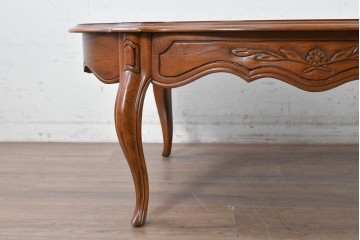 中古　美品　DREXEL HERITAGE(ドレクセルヘリテイジ)　放射状の木目と花彫刻が美しいローテーブル　(R-089487)
