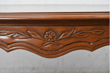 中古　美品　DREXEL HERITAGE(ドレクセルヘリテイジ)　放射状の木目と花彫刻が美しいローテーブル　(R-089487)