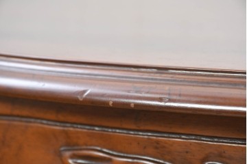 中古　美品　DREXEL HERITAGE(ドレクセルヘリテイジ)　放射状の木目と花彫刻が美しいローテーブル　(R-089487)