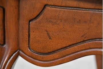 中古　美品　DREXEL HERITAGE(ドレクセルヘリテイジ)　放射状の木目と花彫刻が美しいローテーブル　(R-089487)