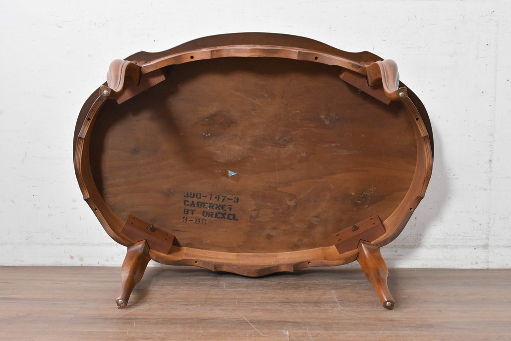 中古　美品　DREXEL HERITAGE(ドレクセルヘリテイジ)　放射状の木目と花彫刻が美しいローテーブル　(R-089487)