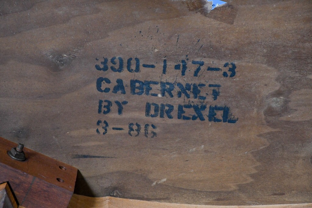 中古　美品　DREXEL HERITAGE(ドレクセルヘリテイジ)　放射状の木目と花彫刻が美しいローテーブル　(R-089487)