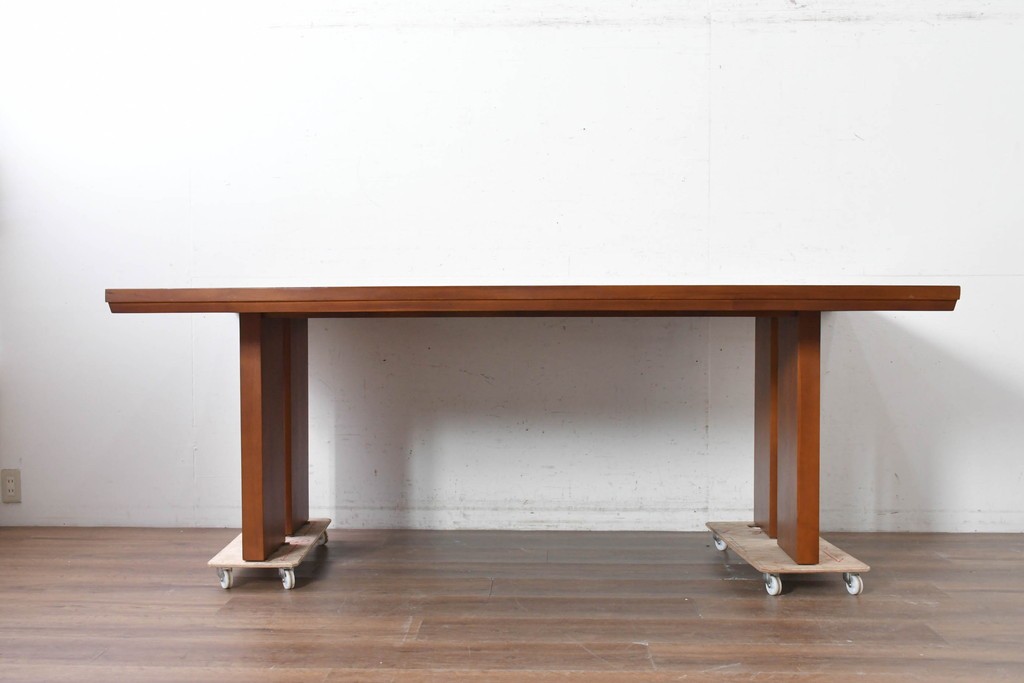 中古　希少な廃番品　チーク無垢材　SCANTEAK(スキャンティーク)　広々とした天板が魅力のダイニングテーブル　(R-089491)