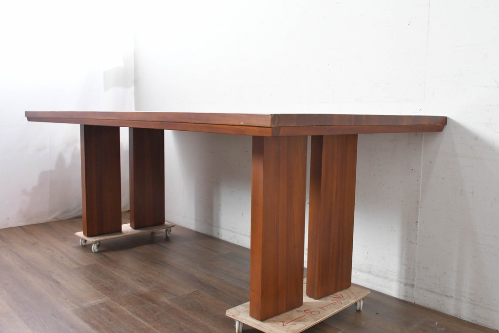 中古　希少な廃番品　チーク無垢材　SCANTEAK(スキャンティーク)　広々とした天板が魅力のダイニングテーブル　(R-089491)