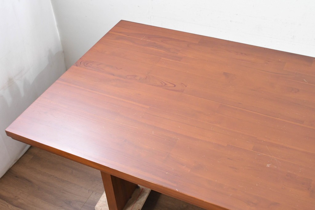 中古　希少な廃番品　チーク無垢材　SCANTEAK(スキャンティーク)　広々とした天板が魅力のダイニングテーブル　(R-089491)
