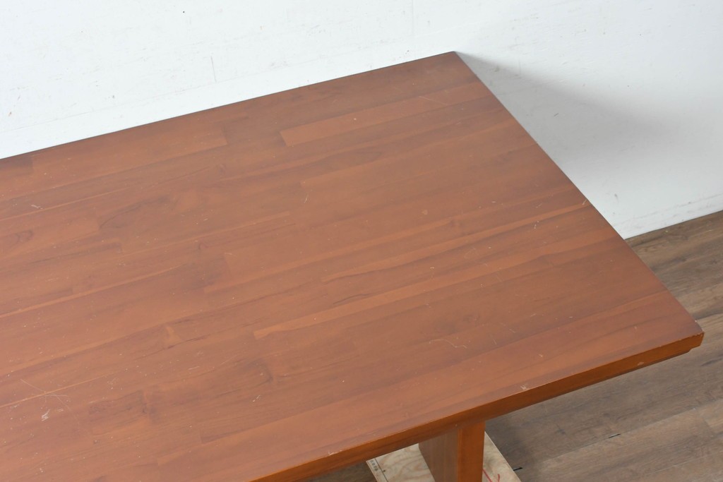 中古　希少な廃番品　チーク無垢材　SCANTEAK(スキャンティーク)　広々とした天板が魅力のダイニングテーブル　(R-089491)
