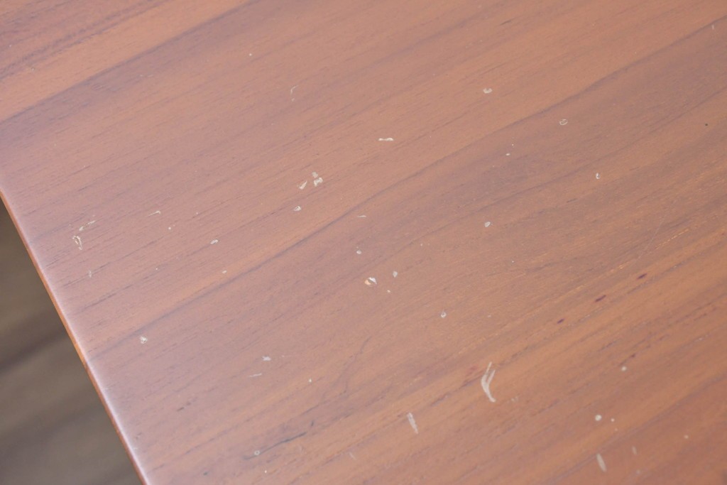 中古　希少な廃番品　チーク無垢材　SCANTEAK(スキャンティーク)　広々とした天板が魅力のダイニングテーブル　(R-089491)
