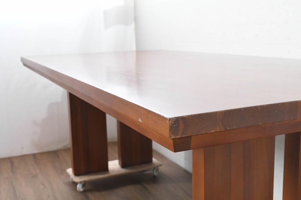 中古　希少な廃番品　チーク無垢材　SCANTEAK(スキャンティーク)　広々とした天板が魅力のダイニングテーブル　(R-089491)