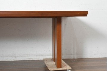 中古　希少な廃番品　チーク無垢材　SCANTEAK(スキャンティーク)　広々とした天板が魅力のダイニングテーブル　(R-089491)