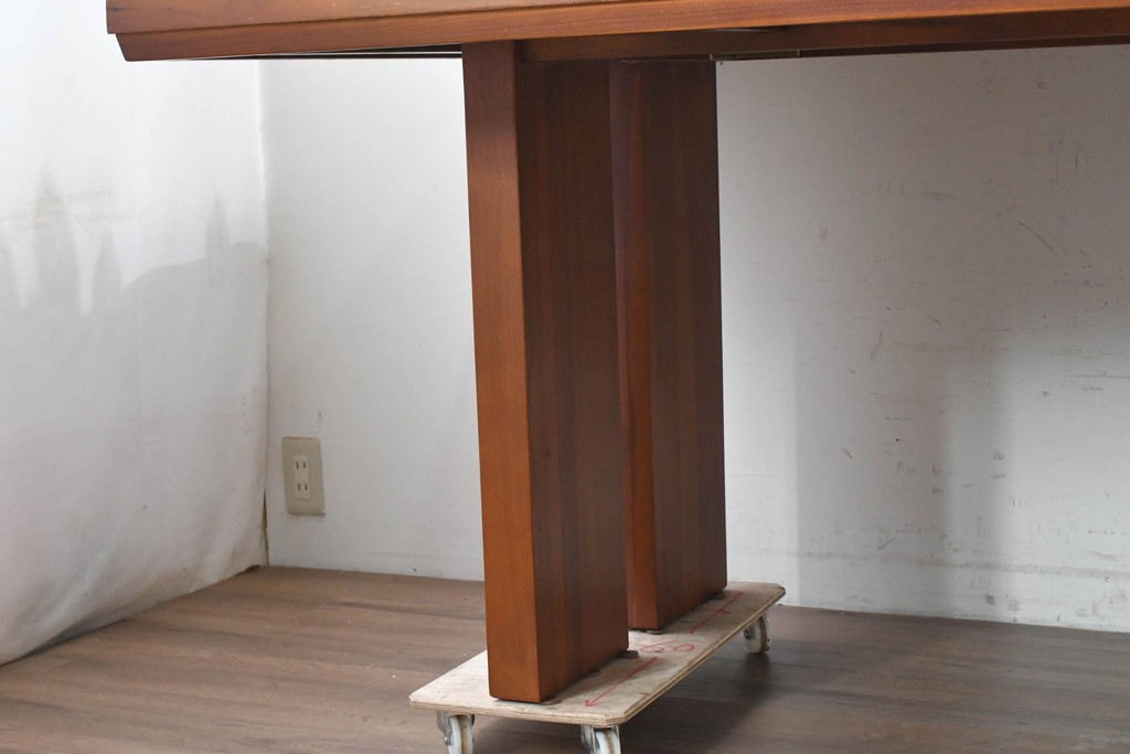 中古　希少な廃番品　チーク無垢材　SCANTEAK(スキャンティーク)　広々とした天板が魅力のダイニングテーブル　(R-089491)