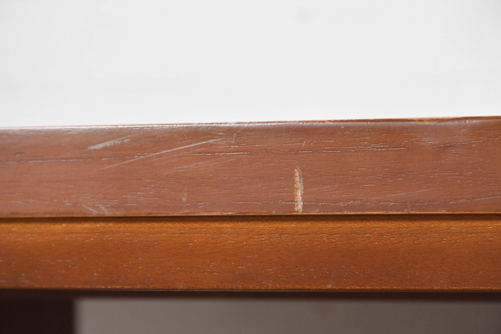 中古　希少な廃番品　チーク無垢材　SCANTEAK(スキャンティーク)　広々とした天板が魅力のダイニングテーブル　(R-089491)