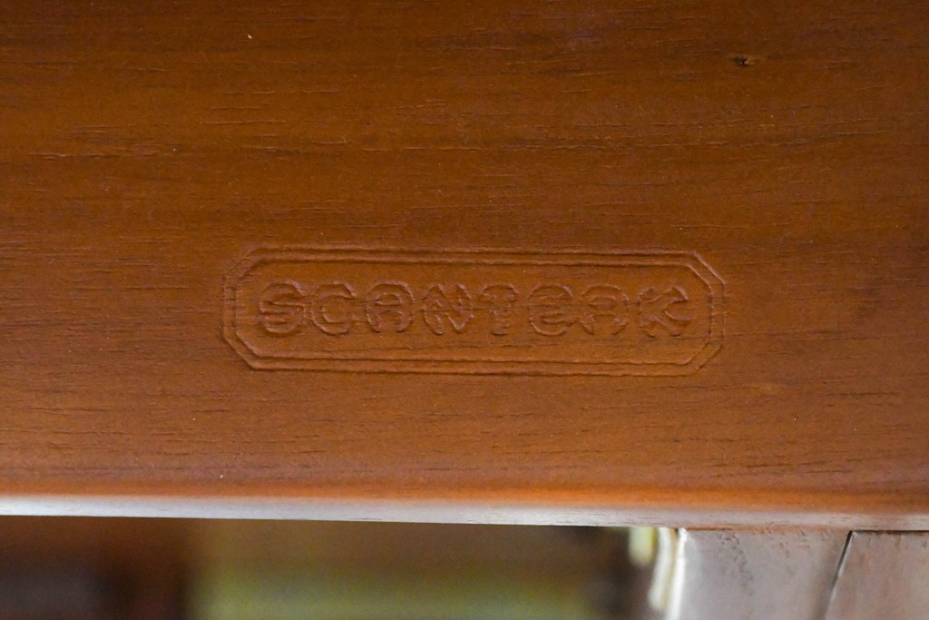 中古　希少な廃番品　チーク無垢材　SCANTEAK(スキャンティーク)　広々とした天板が魅力のダイニングテーブル　(R-089491)