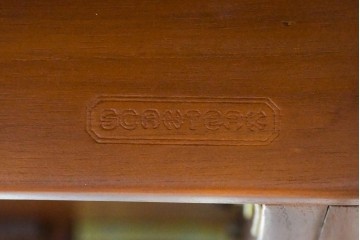 中古　希少な廃番品　チーク無垢材　SCANTEAK(スキャンティーク)　広々とした天板が魅力のダイニングテーブル　(R-089491)