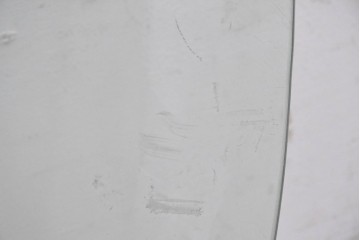 中古　イタリア　ロートアイアン　メタルフラワーの装飾美を楽しめるガラステーブル　(R-089493)