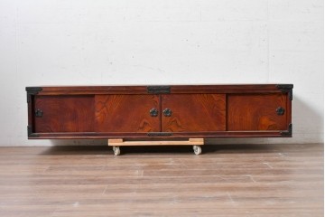中古　美品!!　岩谷堂箪笥　「菊幸」　欅材　漆塗り　力強い木目と重厚な金具が美しいローボード　(R-089494)