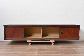中古　美品!!　岩谷堂箪笥　「菊幸」　欅材　漆塗り　力強い木目と重厚な金具が美しいローボード　(R-089494)