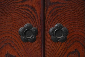中古　美品!!　岩谷堂箪笥　「菊幸」　欅材　漆塗り　力強い木目と重厚な金具が美しいローボード　(R-089494)
