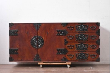 《天板・台輪取り付け加工費込み》　中古　美品!!　欅材　漆塗り　岩谷堂箪笥　「菊幸」　観音扉と重厚な飾り金具が美しい収納箪笥　(R-089495)