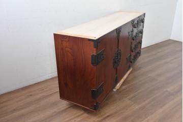 《天板・台輪取り付け加工費込み》　中古　美品!!　欅材　漆塗り　岩谷堂箪笥　「菊幸」　観音扉と重厚な飾り金具が美しい収納箪笥　(R-089495)