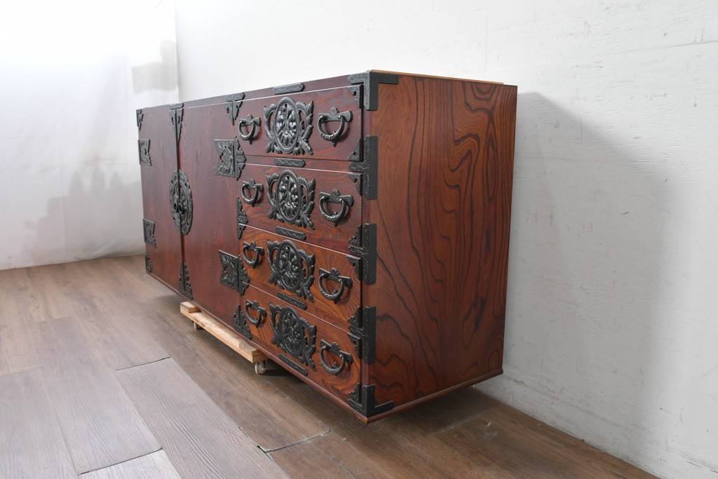 《天板・台輪取り付け加工費込み》　中古　美品!!　欅材　漆塗り　岩谷堂箪笥　「菊幸」　観音扉と重厚な飾り金具が美しい収納箪笥　(R-089495)