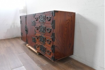 《天板・台輪取り付け加工費込み》　中古　美品!!　欅材　漆塗り　岩谷堂箪笥　「菊幸」　観音扉と重厚な飾り金具が美しい収納箪笥　(R-089495)