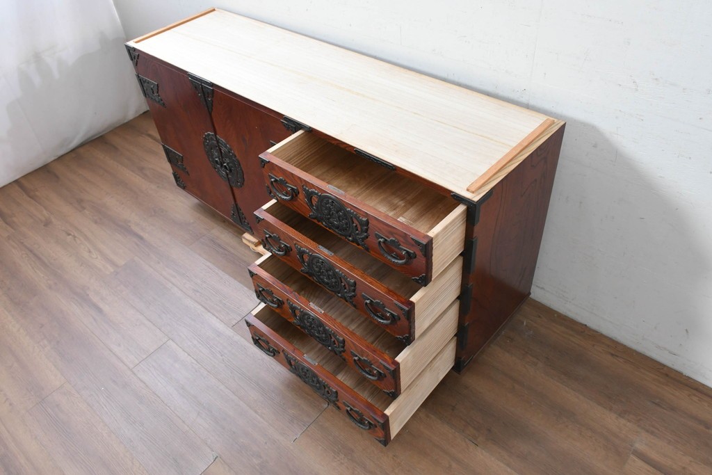 《天板・台輪取り付け加工費込み》　中古　美品!!　欅材　漆塗り　岩谷堂箪笥　「菊幸」　観音扉と重厚な飾り金具が美しい収納箪笥　(R-089495)