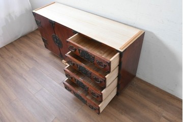 《天板・台輪取り付け加工費込み》　中古　美品!!　欅材　漆塗り　岩谷堂箪笥　「菊幸」　観音扉と重厚な飾り金具が美しい収納箪笥　(R-089495)