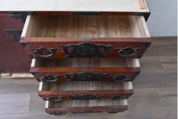 《天板・台輪取り付け加工費込み》　中古　美品!!　欅材　漆塗り　岩谷堂箪笥　「菊幸」　観音扉と重厚な飾り金具が美しい収納箪笥　(R-089495)