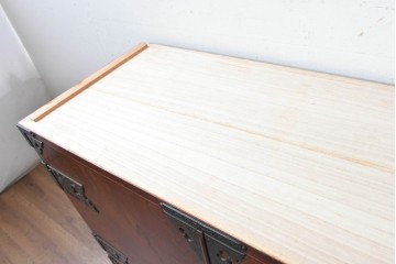 《天板・台輪取り付け加工費込み》　中古　美品!!　欅材　漆塗り　岩谷堂箪笥　「菊幸」　観音扉と重厚な飾り金具が美しい収納箪笥　(R-089495)