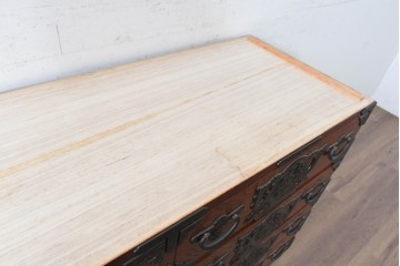 《天板・台輪取り付け加工費込み》　中古　美品!!　欅材　漆塗り　岩谷堂箪笥　「菊幸」　観音扉と重厚な飾り金具が美しい収納箪笥　(R-089495)
