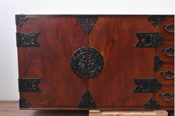 《天板・台輪取り付け加工費込み》　中古　美品!!　欅材　漆塗り　岩谷堂箪笥　「菊幸」　観音扉と重厚な飾り金具が美しい収納箪笥　(R-089495)