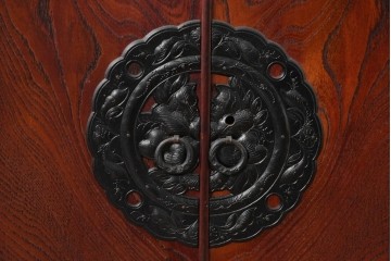 《天板・台輪取り付け加工費込み》　中古　美品!!　欅材　漆塗り　岩谷堂箪笥　「菊幸」　観音扉と重厚な飾り金具が美しい収納箪笥　(R-089495)