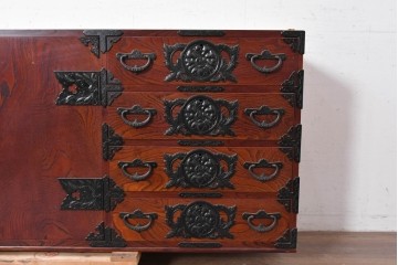 《天板・台輪取り付け加工費込み》　中古　美品!!　欅材　漆塗り　岩谷堂箪笥　「菊幸」　観音扉と重厚な飾り金具が美しい収納箪笥　(R-089495)