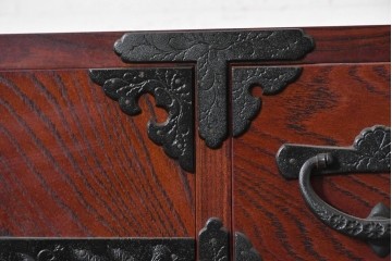《天板・台輪取り付け加工費込み》　中古　美品!!　欅材　漆塗り　岩谷堂箪笥　「菊幸」　観音扉と重厚な飾り金具が美しい収納箪笥　(R-089495)