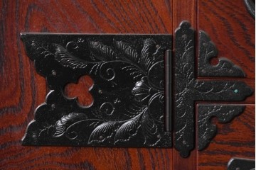 《天板・台輪取り付け加工費込み》　中古　美品!!　欅材　漆塗り　岩谷堂箪笥　「菊幸」　観音扉と重厚な飾り金具が美しい収納箪笥　(R-089495)