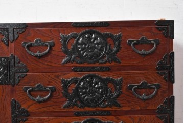 《天板・台輪取り付け加工費込み》　中古　美品!!　欅材　漆塗り　岩谷堂箪笥　「菊幸」　観音扉と重厚な飾り金具が美しい収納箪笥　(R-089495)