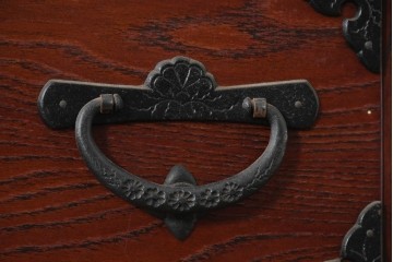 《天板・台輪取り付け加工費込み》　中古　美品!!　欅材　漆塗り　岩谷堂箪笥　「菊幸」　観音扉と重厚な飾り金具が美しい収納箪笥　(R-089495)