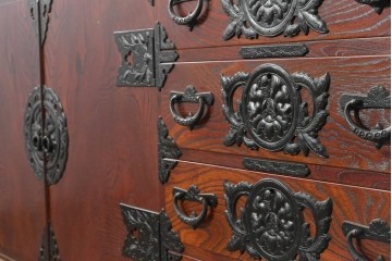 《天板・台輪取り付け加工費込み》　中古　美品!!　欅材　漆塗り　岩谷堂箪笥　「菊幸」　観音扉と重厚な飾り金具が美しい収納箪笥　(R-089495)