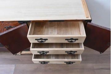 《天板取り付け加工費込み》　中古　美品!!　欅材　漆塗り　岩谷堂箪笥　「菊幸」　観音扉と大小の引き出しを備えたチェスト　(R-089496)