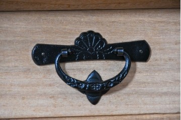 《天板取り付け加工費込み》　中古　美品!!　欅材　漆塗り　岩谷堂箪笥　「菊幸」　観音扉と大小の引き出しを備えたチェスト　(R-089496)