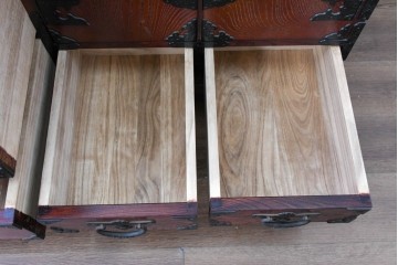 《天板取り付け加工費込み》　中古　美品!!　欅材　漆塗り　岩谷堂箪笥　「菊幸」　観音扉と大小の引き出しを備えたチェスト　(R-089496)