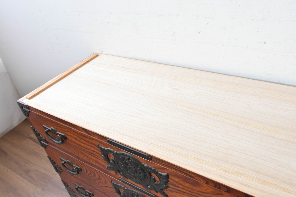 《天板取り付け加工費込み》　中古　美品!!　欅材　漆塗り　岩谷堂箪笥　「菊幸」　観音扉と大小の引き出しを備えたチェスト　(R-089496)