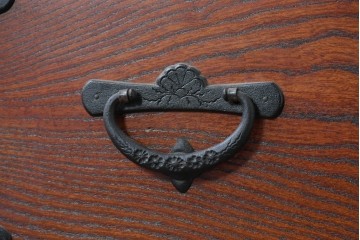 《天板取り付け加工費込み》　中古　美品!!　欅材　漆塗り　岩谷堂箪笥　「菊幸」　観音扉と大小の引き出しを備えたチェスト　(R-089496)